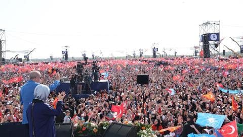 'PERHIMPUNAN ABAD INI': Presiden Turkey, Encik Recep Tayyip Erdogan (gambar utama dan atas), yang dicabar sengit pemimpin pembangkang, Encik Kemal Kilicdaroglu, mendakwa lebih sejuta orang hadir bagi mendengar ucapannya di perhimpunan yang diadakan p
