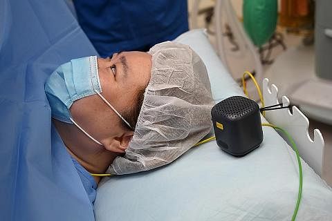 LAGU TEMANI PESAKIT: Lagu dari pembesar suara mini menemani pesakit semasa pembedahan. - Foto KKH