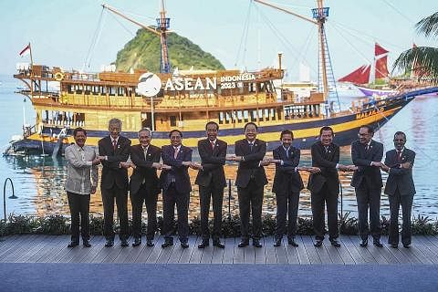 BERSATU PADU: Pemimpin Asean meneruskan tradisi mengambil gambar yang menunjukkan mereka berjabat tangan pada hari pembukaan Sidang Puncak Asean ke-42 di Labuan Bajo, Nusa Tenggara Timur, Indonesia. Turut menyertai mereka kali ini ialah (kanan) Perda