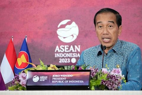 PRESIDEN JOKO WIDODO: Beliau menegaskan bahawa isu Myanmar tidak akan menghalang usaha dalam pembangunan masyarakat di Asean kerana perkara itu amat diharapkan penduduk negara Asean. - Foto AFP