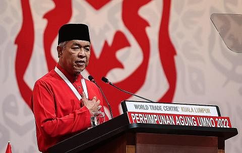 KEMBALIKAN UMNO: Presiden Umno, Datuk Seri Dr Ahmad Zahid Hamidi, mahu ahli parti itu untuk menjelmakan kembali kekuatan Umno supaya ia kuat dan mantap, mempunyai tapak yang luas lagi inklusif dalam ucapannya sempena ulang tahun ke-77 Umno. - Foto BE