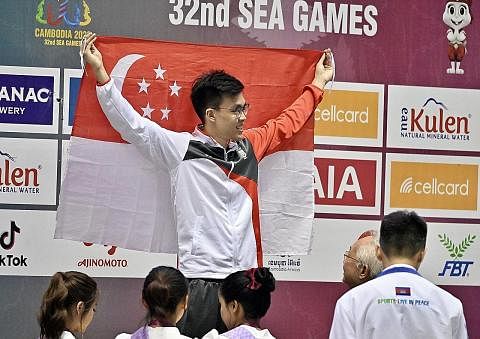CEMERLANG: Perenang Singapura Mikkel Lee menjuarai acara kupu-kupu 50 meter lelaki dalam Sukan SEA 2023. - Foto ST
