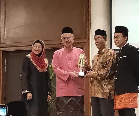 PENERIMA ANUGERAH: Dr Norshahril Saat (dua dari kiri) menerima Anugerah Bawean Teladan daripada tetamu terhormat Encik Yatiman Yusof (dua dari kanan), sambil disaksikan Encik Faizal Wahyuni, Presiden Persatuan Bawean Singapura (PBS) (kanan) dan Cik S