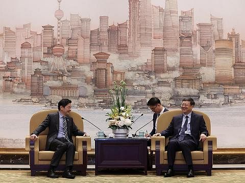TINGKAT KERJASAMA: Timbalan Perdana Menteri, Encik Lawrence Wong (kiri) telah menemui Setiausaha Jawatankuasa Perbandaran Shanghai, Parti Komunis China (CPC), Encik Chen Jining, pada Isnin sebagai sebahagian lawatannya selama lima hari ke China. - Fo