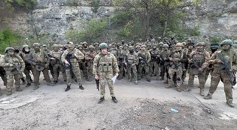 BARISAN HADAPAN: Askar upahan Wagner berada di barisan hadapan dalam serangan Russia untuk menawan bandar Bakhmut di Ukraine. - Foto REUTERS