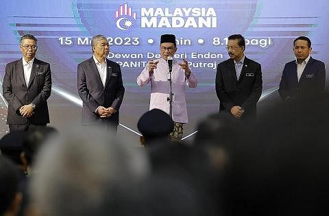 TEMU KAKITANGAN KERAJAAN: Datuk Seri Anwar Ibrahim (tengah) menyampaikan ucapan semasa Majlis Perhimpunan Bulanan Perdana Menteri bersama warga Jabatan Perdana Menteri (JPM). Turut sama, Timbalan Perdana Menteri Datuk Seri Dr Ahmad Zahid Hamidi (dua 