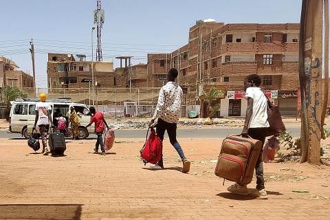 SELAMATKAN DIRI: Kelihatan penduduk di Khartoum sedang menaiki bas mini untuk melarikan diri daripada zon perang. Ramai yang mengalami kekurangan makanan dan bekalan asas sedang pertempuran senjata api memuncak. - Foto AFP