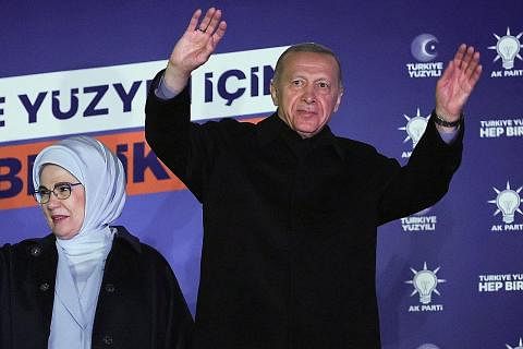 RAIKAN PENCAPAIAN: Encik Recep Tayyip Erdogan diiringi isterinya, Cik Ermine Erdogan, melambai kepada penyokongnya di ibu pejabat Parti AK di Ankara. - Foto AFP