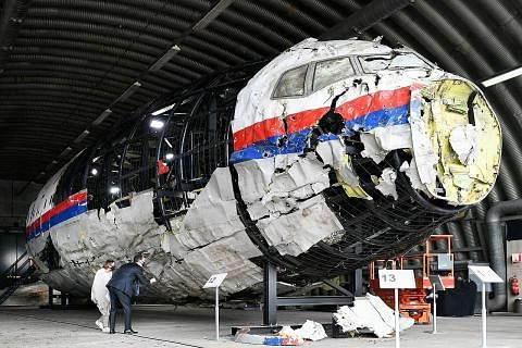PUNCA NAHAS: Para penyiasat berusaha melakar semula serpihan pesawat MH17 yang ditembak jatuh di ruang angkasa Ukraine pada 17 Julai 2014 menjelang perbicaraan di Mahkamah Keadilan Antarabangsa (ICJ) pada Jun. - Foto REUTERS