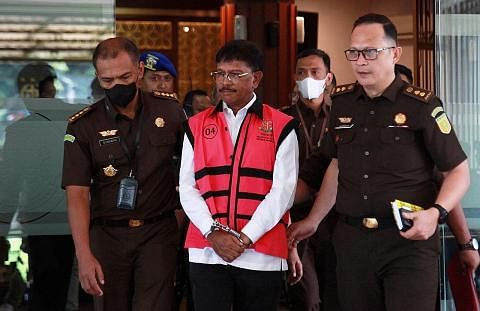 DITAHAN: Menteri Johnny G. Plate (tengah) dilihat di Pejabat Peguam Negara di Jakarta susulan tuduhan rasuah ke atasnya. - Foto REUTERS