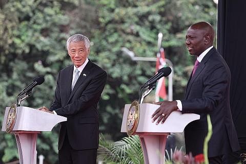LUASKAN KERJASAMA: Perdana Menteri, Encik Lee Hsien Loong (kiri), dan Presiden Kenya, Dr William Samoei Ruto, berkata masih ada banyak ruang untuk kededua negara bekerjasama dengan lebih erat. - Foto LIANHE ZAOBAO