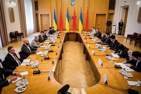 CARI HURAIAN DAMAI: Menteri Luar Ukraine, Encik Dmytro Kuleba menghadiri perbincangan dengan Utusan Khas China, Encik Li Hui. - Foto REUTERS