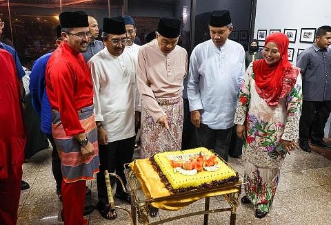 SAMBUTAN SEDERHANA: Presiden Umno, Datuk Seri Dr Ahmad Zahid Hamidi (tengah), memotong pulut kuning selepas majlis bacaan Yasin, Tahlil dan doa selamat sempena Sambutan Ulang Tahun Umno Ke-77 di Surau Ar-Rahman Menara Dato' Onn, Pusat Dagangan Dunia 