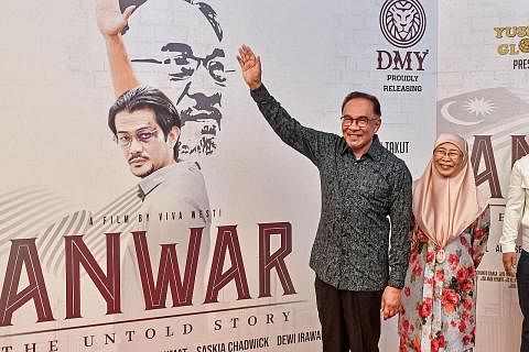 SAMBUTAN MENAKJUBKAN: Datuk Seri Anwar Ibrahim bersama isterinya, Datin Seri Dr Wan Azizah Wan Ismail, tiba bagi tayangan perdana filem Anwar: The Untold Story di Kuala Lumpur pada 8 Mei. - Foto AFP