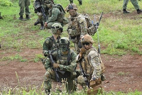LATIHAN BERSAMA: Askar dari Batalion ke-40, Rejimen Berperisai Singapura berhenti secara taktikal semasa Latihan Tembakan Langsung Senjata Gabungan (Calfex) bersama askar dari Skuadron Kedua Tentera AS, Rejimen Berkuda Ke-14. - Foto MINDEF