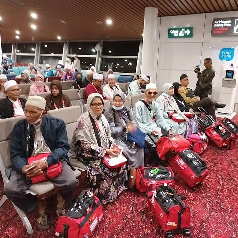 PELUANG JADI TETAMU ALLAH: Kumpulan pertama jemaah haji Malaysia sedang menunggu untuk mengecop pasport mereka di kaunter Imigresen di Lapangan Terbang Antarabangsa Kuala Lumpur, pada Ahad. - Foto BH oleh KHIRUL BAHRI BASARUDDIN