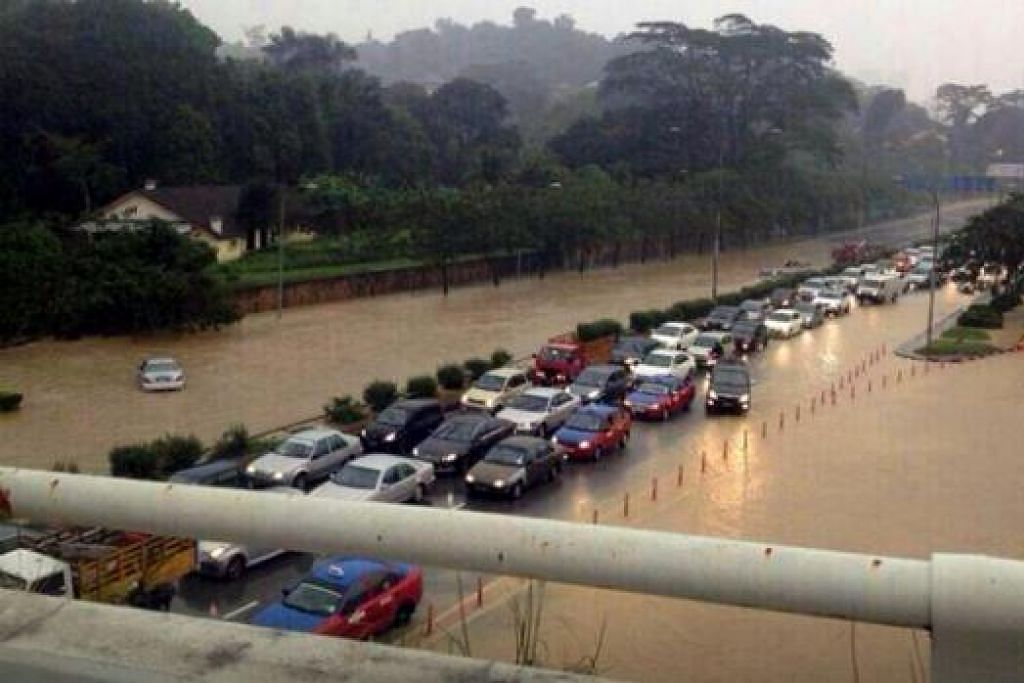 KL dilanda banjir kilat, Berita Dunia - BeritaHarian.sg