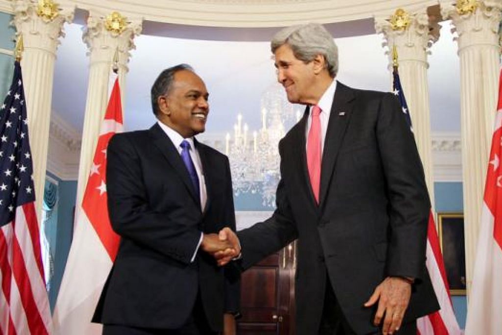 KOMITMEN KUKUH: Encik Shanmugam (kiri) dan Encik Kerry mengesahkan komitmen jalinan hubungan erat kededua negara dalam pelbagai bidang termasuk ekonomi dan politik. - Foto MFA