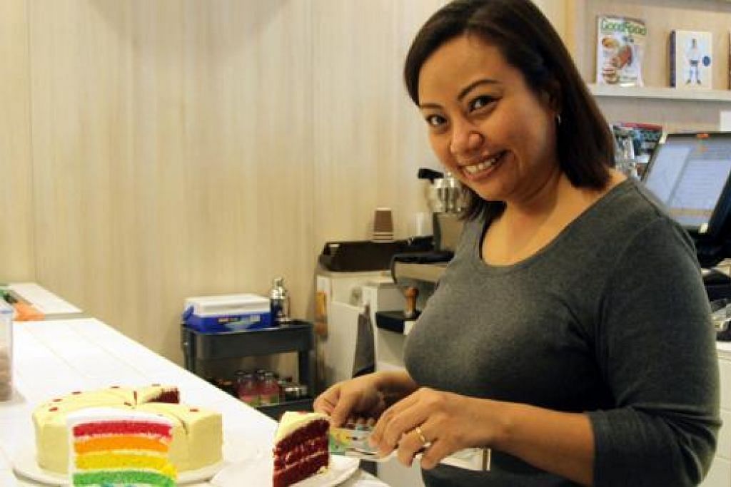 CANTIK DAN LAZAT: Cik Lynn Saijan-Lim, pemilik kafe Lynn's Cakes & Coffee, bersama hasil tangannya, kek lobak dan kek pelangi yang disukai ramai. - Foto RAFEYAH ABDUL RAHMAN