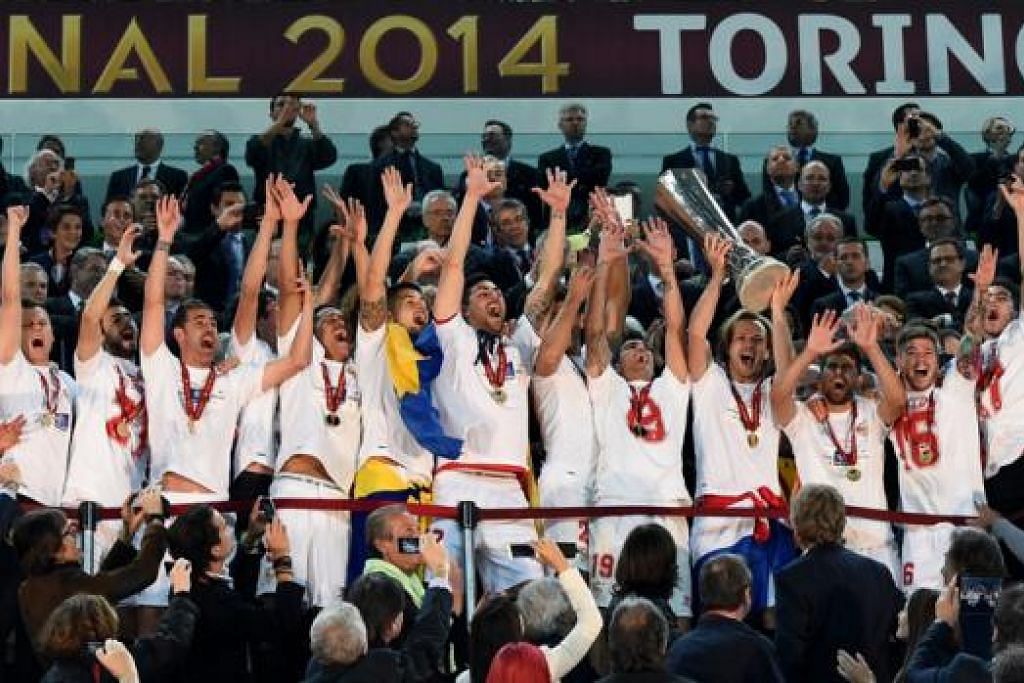 JUARA LAGI: Kapten Sevilla, Ivan Rakitic, mewakili rakan sepasukannya menjulang Piala Liga Europa semalam - kejuaraan Liga Europa yang ketiga bagi Sevilla. - Foto AFP