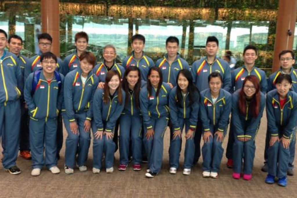 BERSIAP KE DELHI: Para pemain skuad lelaki dan wanita negara bergambar sebelum berlepas dari Lapangan Terbang Changi, pagi semalam. - Foto CROWD PR