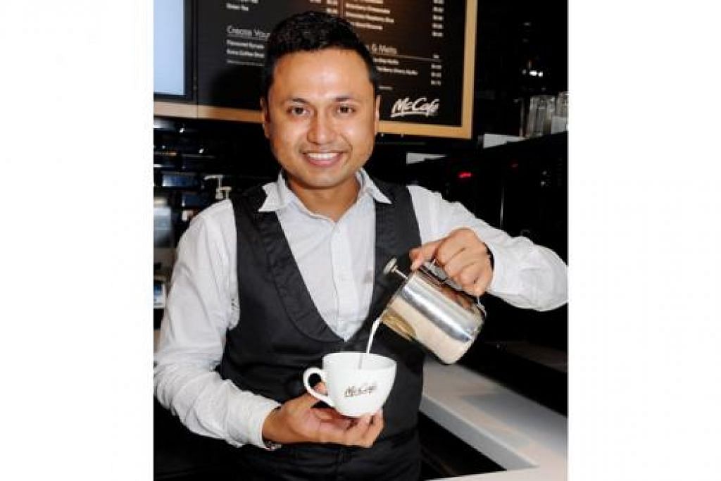 PAKAR MEMBANCUH KOPI: Encik Mohamed Hilmi Mohamed, yang tidak tahu menghargai kopi semasa mula bertugas sebagai barista, kini dilantik sebagai pakar pelatih di kafe McCafe. - Foto MCDONALD'S SINGAPORE