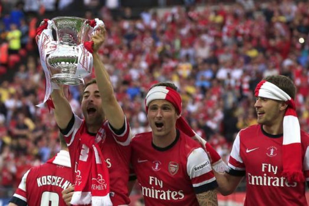 MERAIKAN KEJUARAAN: Pemain-pemain Arsenal meraikan kejayaan menjulang Piala FA selepas bangkit untuk menewaskan Hull City di Wembley kelmarin. - Foto AFP