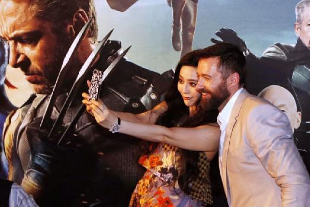 IDOLAMU, IDOLAKU JUGA: Pelakon jelita China, Fan Bingbing, merakam foto peribadi 'selfie' bersama pelakon pujaannya yang sasa, Hugh Jackman. - Foto REUTERS