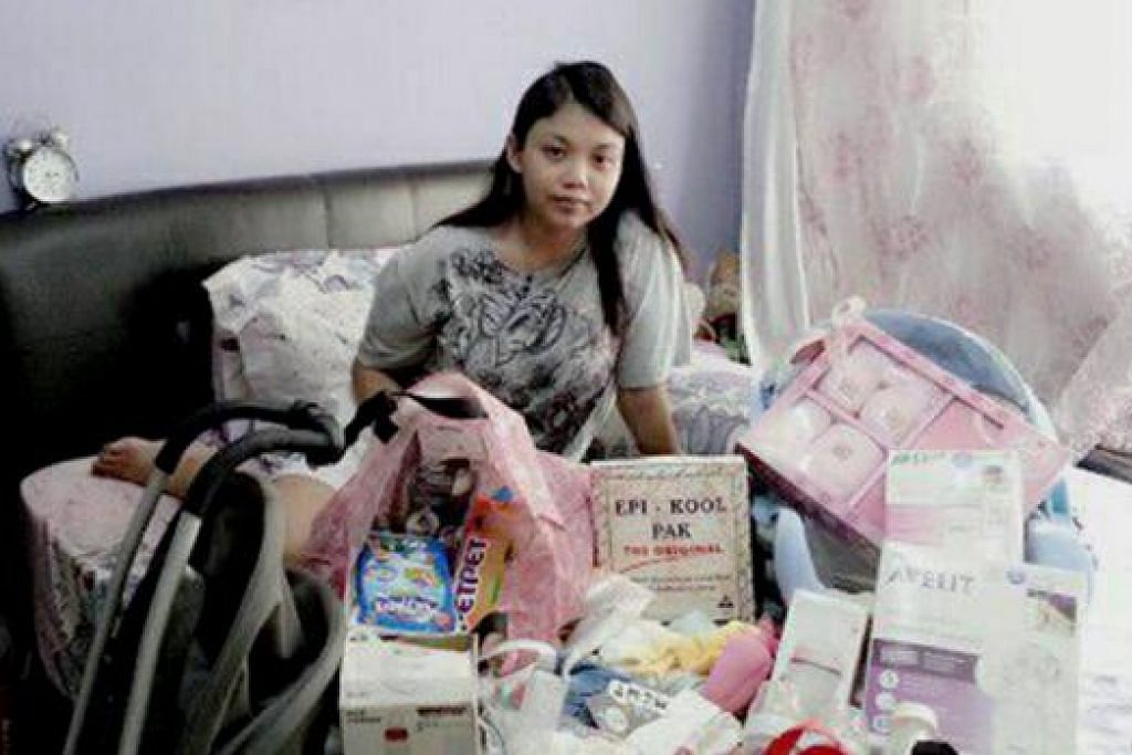 BANTUAN BERTALI ARUS: Cik Siti Mariam Ishak bersama hadiah keperluan bayi yang diberikan anggota kumpulan 3R di Facebook. - Foto fail