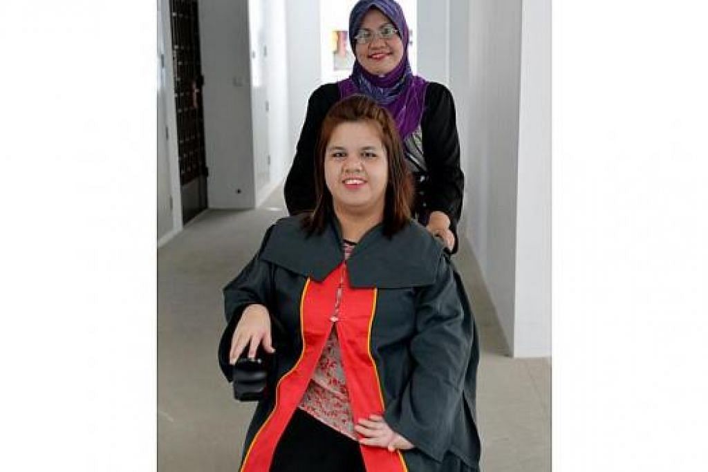 IBUKU, TEMANKU: Cik Nurul Nabilah Mohamad Fuad (depan) ingin mendapat pekerjaan tetap selepas tamat pengajian bagi membantu ibunya, Cik Zariah Abbas, menyara kehidupan keluarga. - Foto M.O. SALLEH