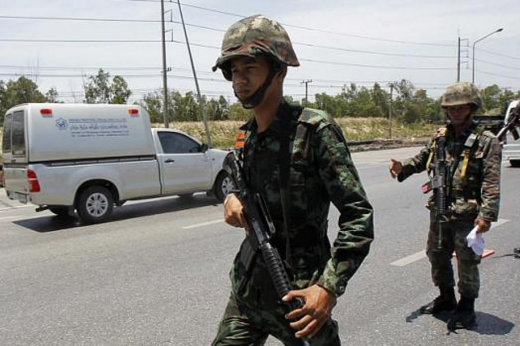 TERUS BERKAWAL: Tentera Thailand terus berkawal di lebuh raya di wilayah Ayutthaya semalam sedang perintah tentera memasuki hari kedua. – Foto REUTERS