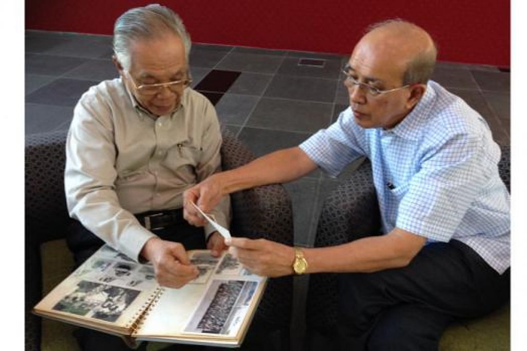 MENGIMBAS KENANGAN LAMA: Encik Abbas Abu Amin (kiri) dan Encik Muhammad Hassim Ahmad melihat gambar-gambar lama dan berkongsi cerita mereka yang pernah menjadi pegawai Pasukan Sukarelawan Singapura (SVC) pada 1960-an. - Foto JULIANA SHARMINE RIDUAN