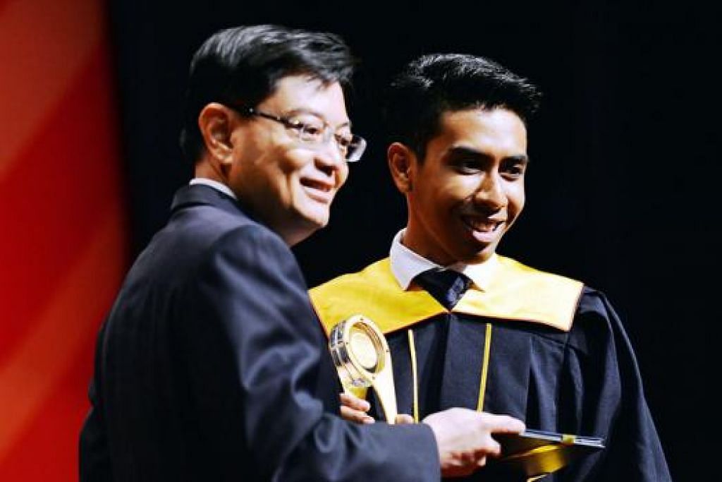DIIKTIRAF MENTERI: Encik Indra (kanan)menerima diplomanya daripada Encik Heng yang menyifatkannya sebagai seorang pelajar contoh yang memanfaatkan semua peluang yang ada untuk mempertingkatkan dirinya dalam bidang yang diceburi. - Foto SP