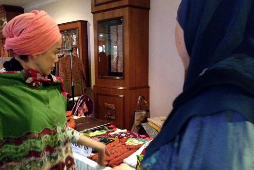 FESYEN MUSLIMAH: Jurujual butik Iva Latifah menunjukkan desain pakaian Muslimah terbaru mereka.