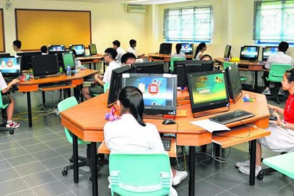 BEGITU KHUSYUK: Pelajar Program Khas Melayu (MSP) menggunakan komputer dalam pertandingan mBoggle. Mereka dikehendaki menyusun ayat dan kata-kata dalam bahasa Melayu dalam talian.