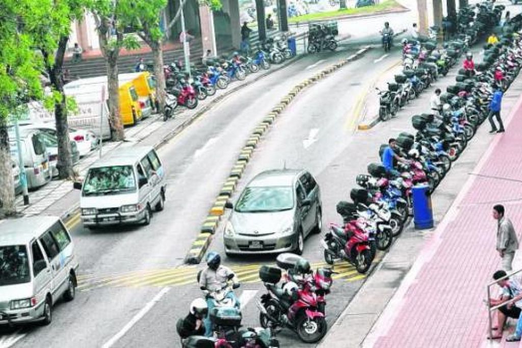 LETAK MOTOSIKAL SEMBARANGAN: Motosikal pekerja dari Malaysia ini diletakkan di mana-mana termasuk di tepi jalan raya, atas tempat pejalan kaki, ceruk-ceruk bangunan dekat Woodlands Point. - Foto JOHARI RAHMAT 