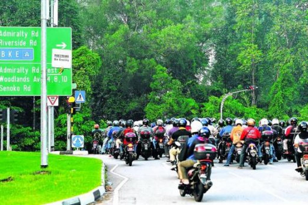 MENCARI REZEKI DI BUMI SINGAPURA: Penunggang motosikal berdaftar di Malaysia ini menderu ke tempat tujuan masing-masing selepas keluar dari Pusat Pemeriksaan Woodlands. - Foto JOHARI RAHMAT 