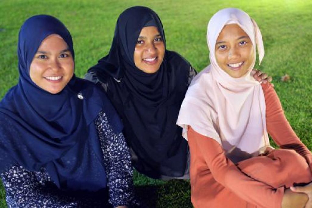 PEJUANG HIJAU: (Dari kiri) Cik Farah, Cik Faizah dan Cik Khairiana menubuhkan FiTree untuk memupuk kesedaran mengenai isu pembaziran dan pemeliharaan alam sekitar. - Foto KHALID BABA