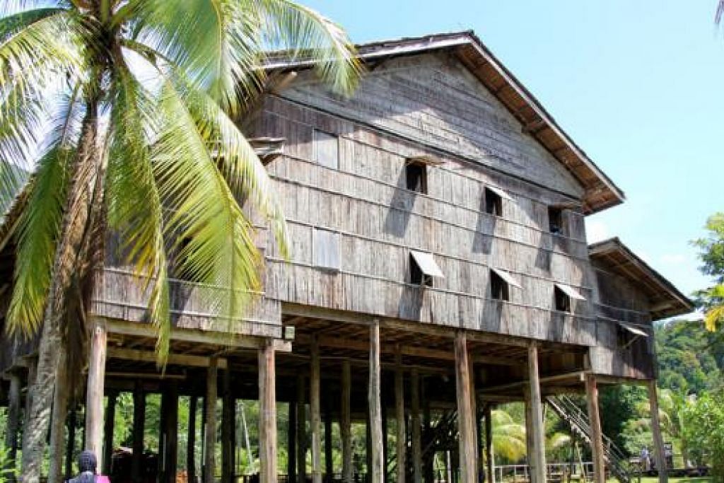 RUMAH MELANAU: Rumah asli suku kaum di Sarawak ini menjadi antara tarikan pelancong. 

