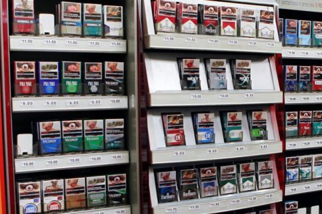 TIADA LAGI IKLAN PERCUMA: Tidak lama lagi kotak-kotak rokok yang disusun rapi di dalam almari kaca kedai akan menjadi sejarah. Ini kerana pemerintah telah mengumumkan rancangan meminda Akta Tembakau (Kawalan dan Penjualan) bagi melarang amalan mempamer rokok dan produk tembakau di semua kedai. - Foto fail