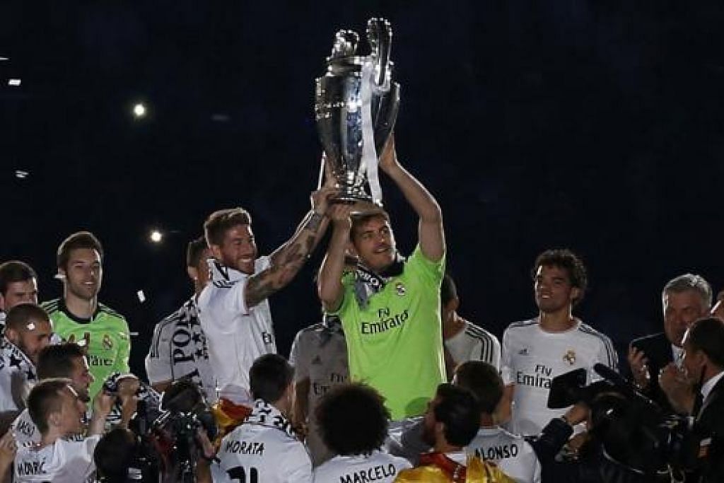 MAHKOTA DIJULANG: Kapten Real Madrid, Iker Casillas (kanan), dan pemain pertahanan, Sergio Ramos, menjulang trofi kejuaraan Liga Juara-Juara selepas kelab gergasi Sepanyol itu memenangi piala itu buat kali ke-10 awal pagi Ahad lalu. - Foto-foto REUTERS