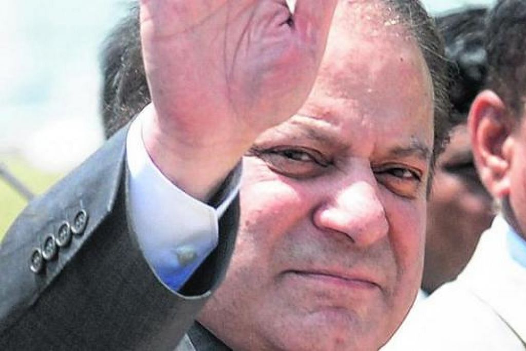JEMPUTAN KHAS: Encik Nawaz Sharif tiba di New Delhi semalam. - Foto AFP