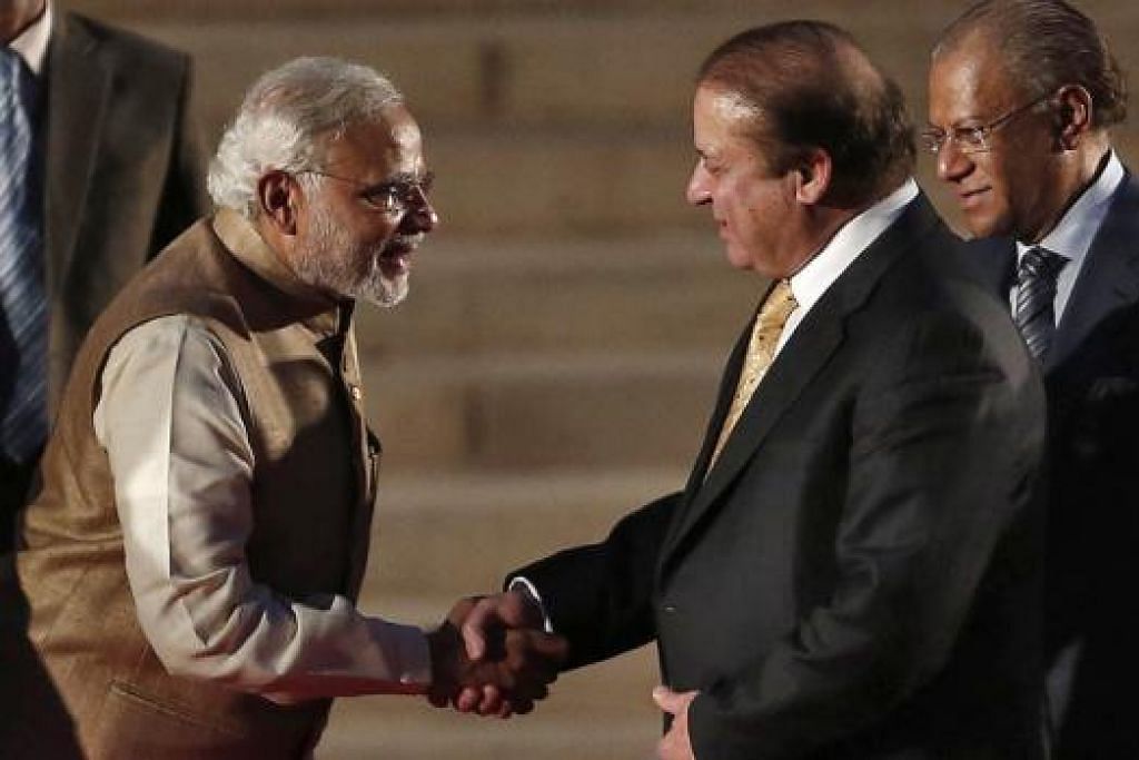 JALIN KERJASAMA: Perdana Menteri India, Encik Modi (kiri), bersalaman dengan rakan sejawatannya dari Pakistan, Encik Sharif, selepas Encik Modi mengangkat sumpah kelmarin. – Foto REUTERS