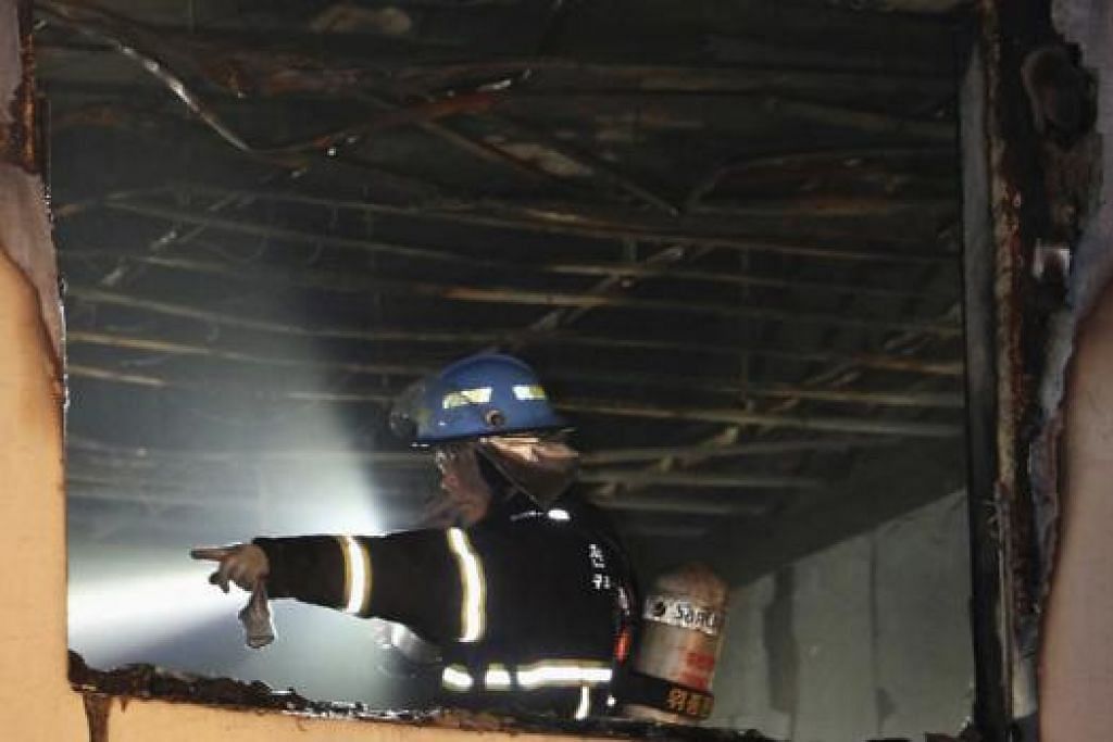 SEMUA HANGUS: Seorang anggota bomba meninjau kerosakan ekoran kebakaran di sebuah hospis di daerah Jangseong, semalam. – Foto REUTERS