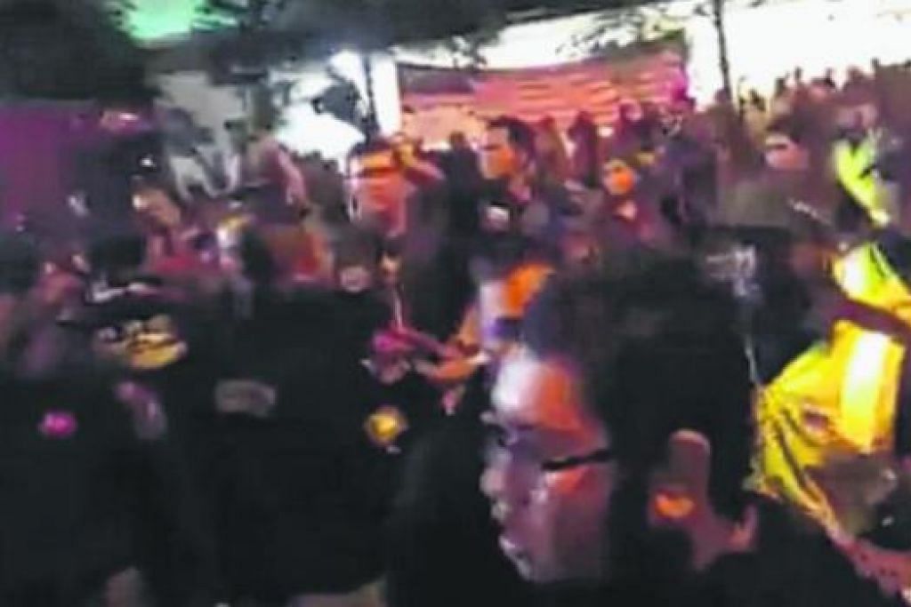 SUASANA TEGANG: Penyokong JDT menunjuk rasa tidak puas hati di luar Stadium Jalan Besar Selasa lalu. - Foto YOUTUBE