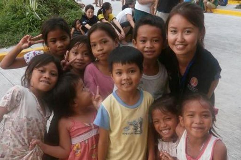 INGIN MENYUMBANG: Cik Nur Huzaima pernah menyertai usaha kemanusiaan di Filipina dan Nicaragua untuk membantu penduduk di sana. - Foto ihsan NUR HUZAIMA MAHROM