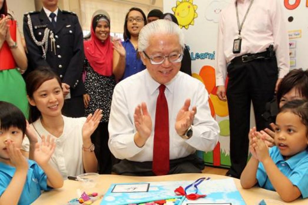 Presiden Tony Tan Keng Yam (tengah) - Foto ZAOBAO