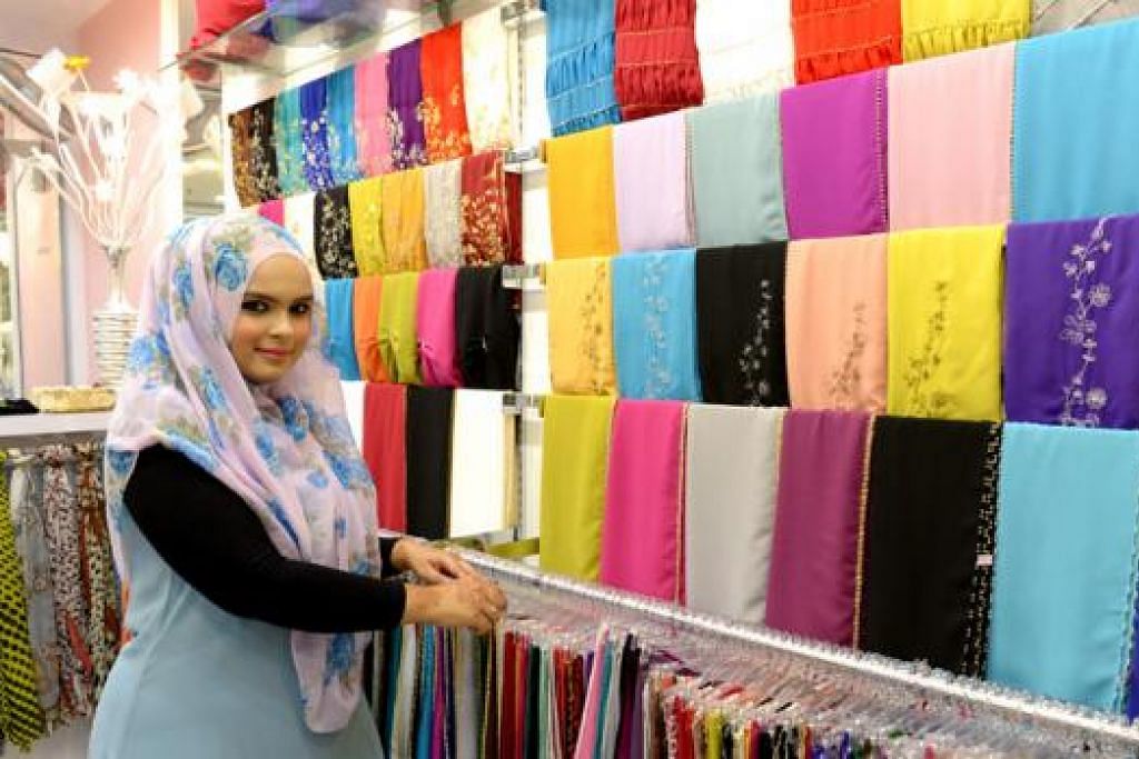 KOLEKSI HARI RAYA: Cik Farhana Abdat, pemilik butik Princess Arabia Fashion, menunjukkan koleksi terbaru untuk Hari Raya tahun ini. - Foto-foto TUKIMAN WARJI