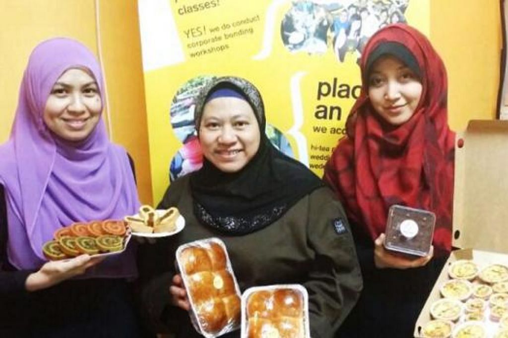 SEMANGAT USAHAWAN: Cik Roszilah M Nor (tengah) mengajar Cik Siti Awalliah Amin (kanan) dan Cik Jamilah Abdullah bukan sahaja memasak malah menjalankan perniagaan. - Foto-foto HEIRAZ