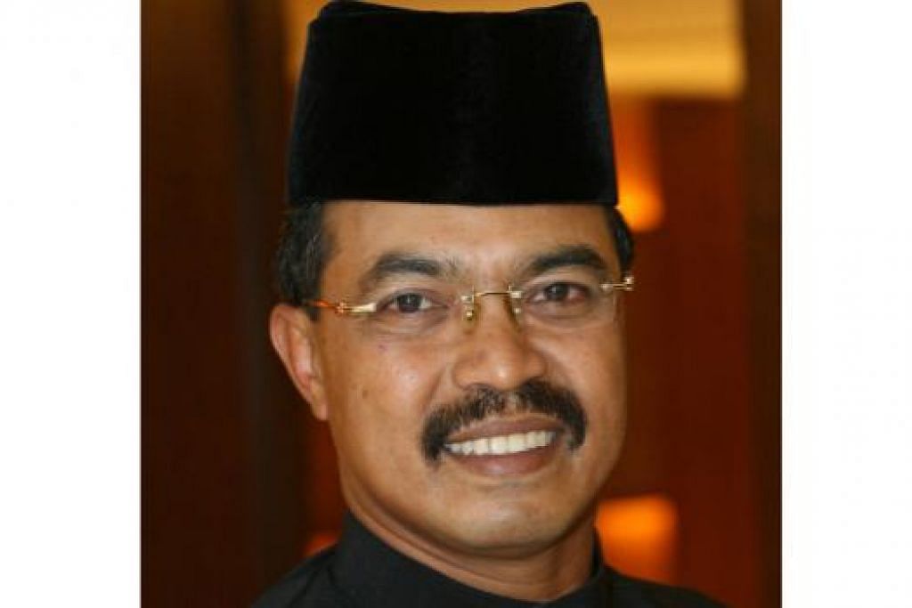 "Status penggantungan sijil halal Cadbury akan dibincang dan jika tiada halangan ia akan diberi semula. Namun sebelum sijil halal itu diberi semula, Jakim (Jabatan Kemajuan Islam Malaysia) akan melawat semula kilang Cadbury."

- Datuk Seri Jamil Khir Baharom, Menteri di Jabatan Perdana Menteri Malaysia.